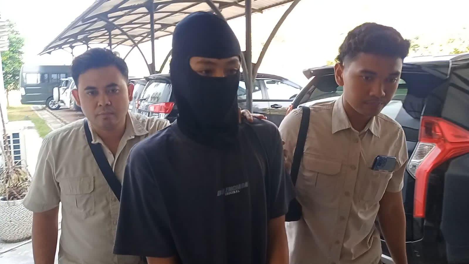 DILIMPAHKAN: Penyidik Satreskrim Polres Mojokerto Kota membawa AA, 19, terduga pelaku anak pembunuhan AE, siswi SMP Kemlagi Kabupaten Mojokerto dilimpahkan ke Kejari Kota Mojokerto, Selasa (27/6).
