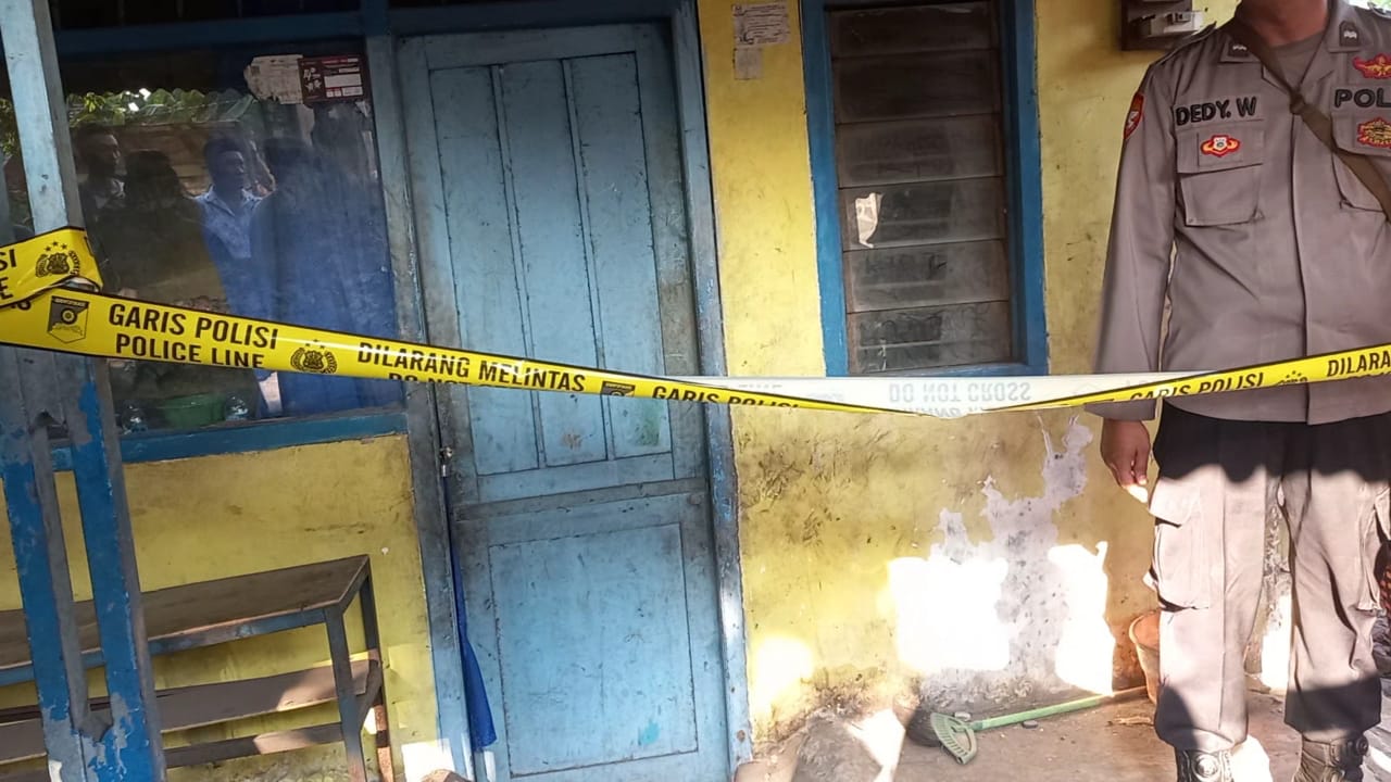 TKP: Polisi memasang police line di warung Desa Kejagan, Kecamatan Trowulan, Kabupaten Mojokerto.