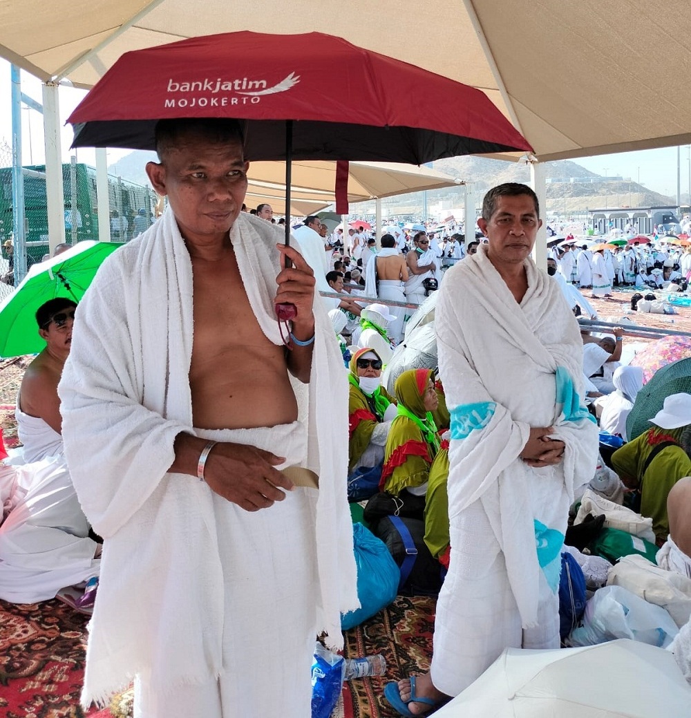 BERSIAP: Seorang jamaah asal Kabupaten Mojokerto baru saja tiba di Mina usai menempuh perjalanan dari Arafah dan Muzdalifah, kemarin (28/9)