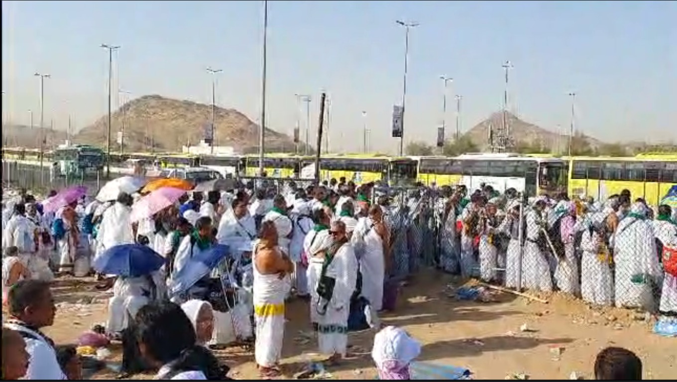 PANAS DAN KELELAHAN: Jemaah haji menunggu penjemputan bus di Padang Arafah, Makkah, Arab Saudi, Rabu (28/6) pukul 08.00 WAS.