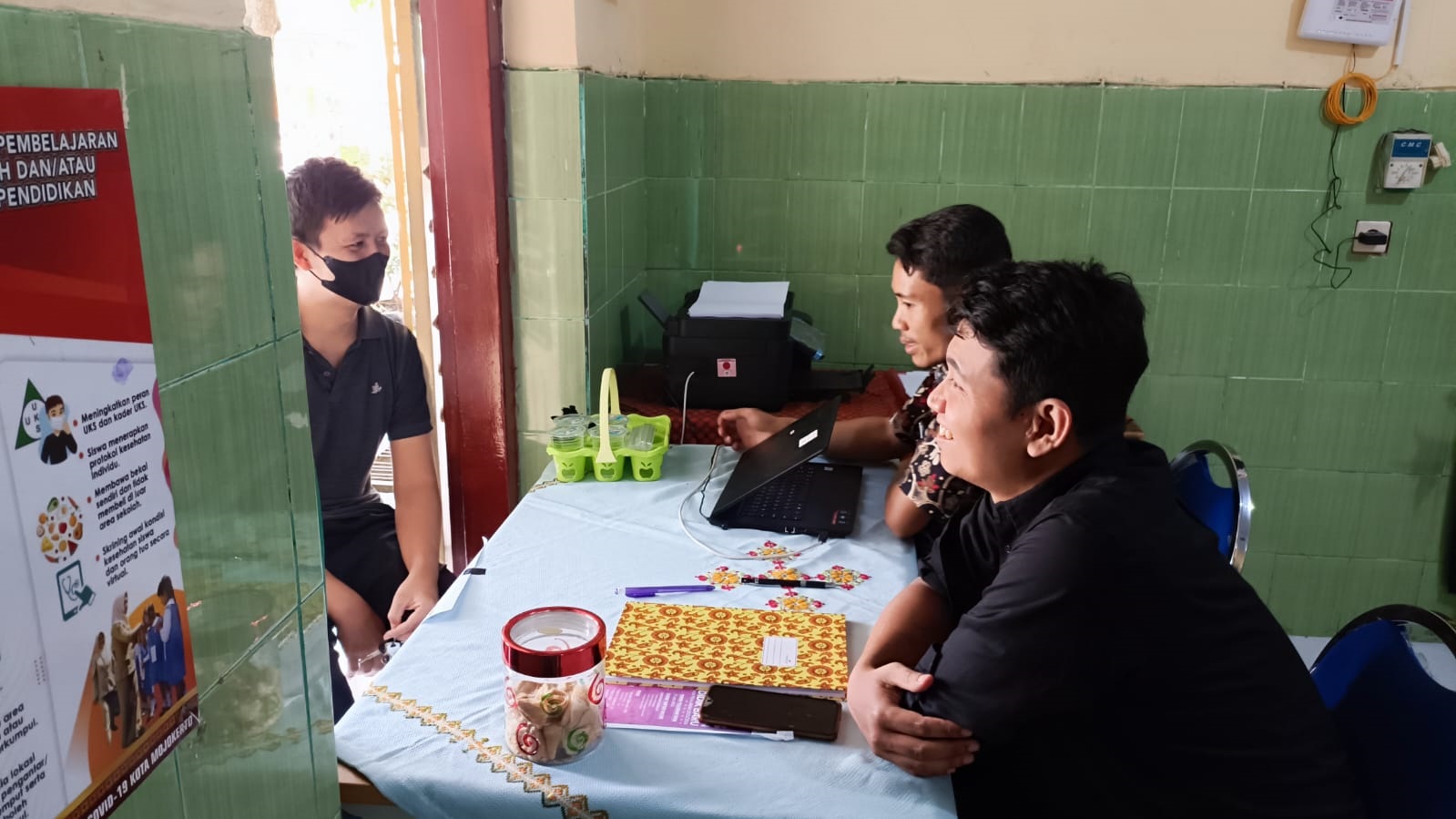 SIAGA: Posko PPDB SMPN 7 Mojokerto tetap disiagakan untuk melayanani informasi pendaftaran bagi orang tua dan calon peserta didik di masa cuti bersama, Rabu (28/6).