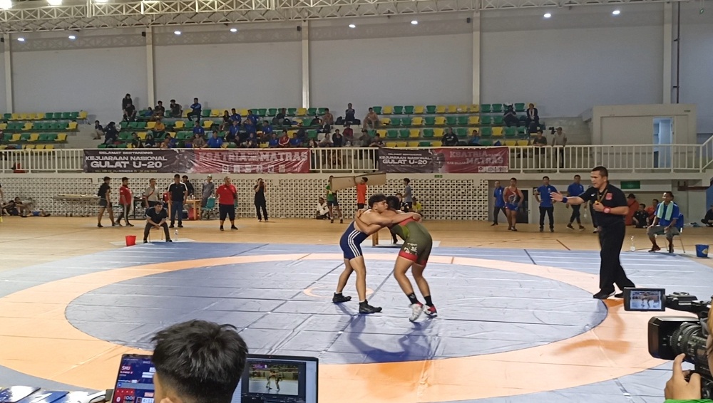 BERI PERLAWANAN: Pegulat Bumi Majapahit tampil all out saat berlaga di Kejurnas Gulat U-20 Tahun 2023 di Jakarta, 27 Juni. Dua pegulat andalan berhasil menyumbang 2 medali emas bagi Jawa Timur.