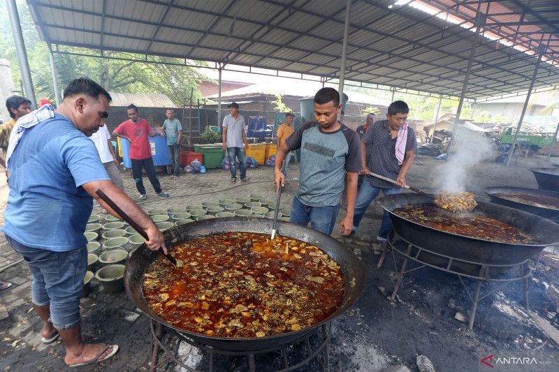 Ilustrasi - Warga memasak menu kuliner tradisional kuah beulangong (kari daging sapi) di Desa Pango Raya, Banda Aceh, Aceh, Sabtu (8/4/2023).