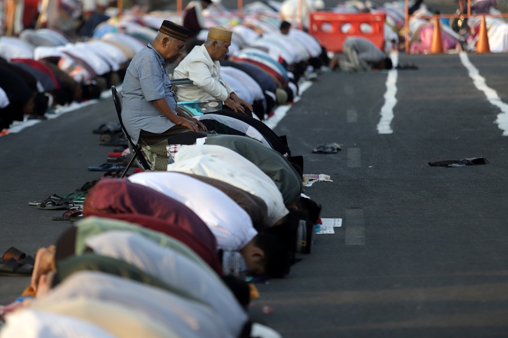 JAMAAH LANSIA: Tampak jamaah salat id menggunakan kursi tampak khusyuk mengikuti gerakan.