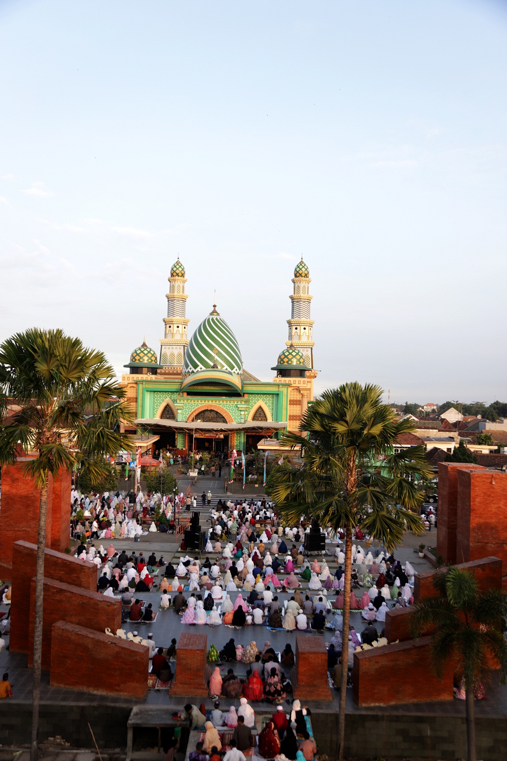 AREA ALUN-ALUN: Jamaah perempuan tampak berada di teras Alun-Alun Kota Mojokerto saat salat Idul Adha, Kamis (29/6).