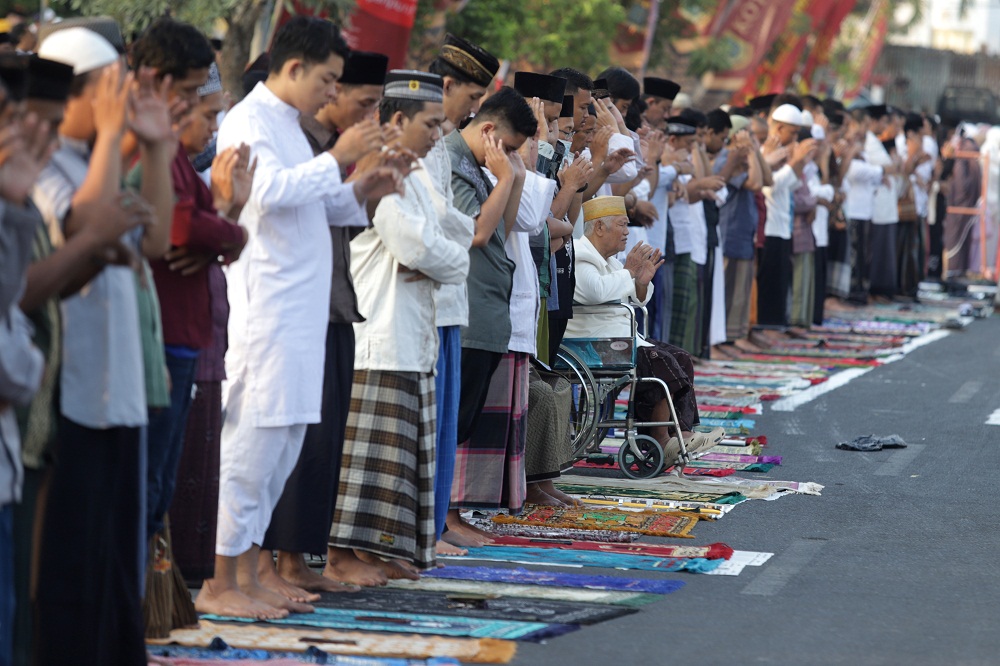 TAKBIR: Antusiasme umat Muslim menunaikan salat Idul Adha di Masjid Agung Al-Fattah Kota Mojokerto, Kamis (29/6).