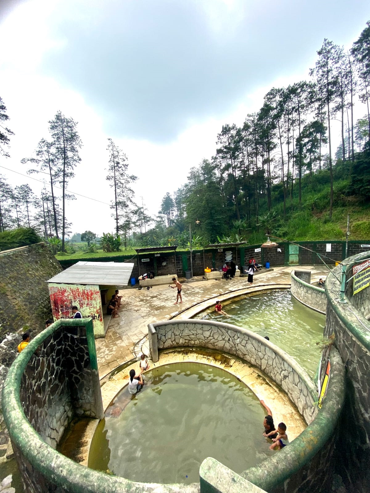 JADI ANDALAN: Wana Wisata Kolam Air Panas Padusan, Kecamatan Pacet masih menjadi destinasi wisata andalan milik Pemkab Mojokerto.