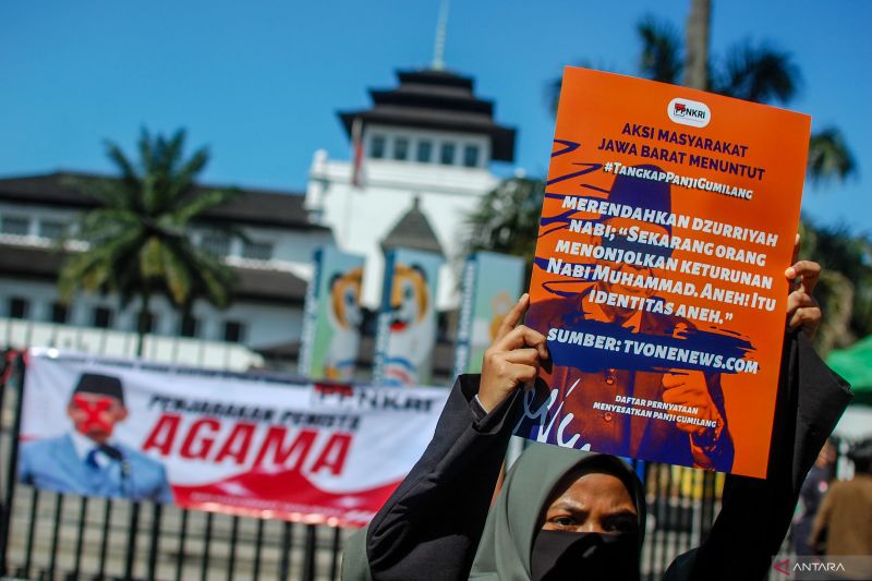 Pengunjuk rasa dari Paguyuban Pengawal Negara Kesatuan Republik Indonesia (PPNKRI) melakukan aksi di Depan Gedung Sate, Jalan Diponegoro, Bandung, Jawa Barat, Selasa (27/6/2023).