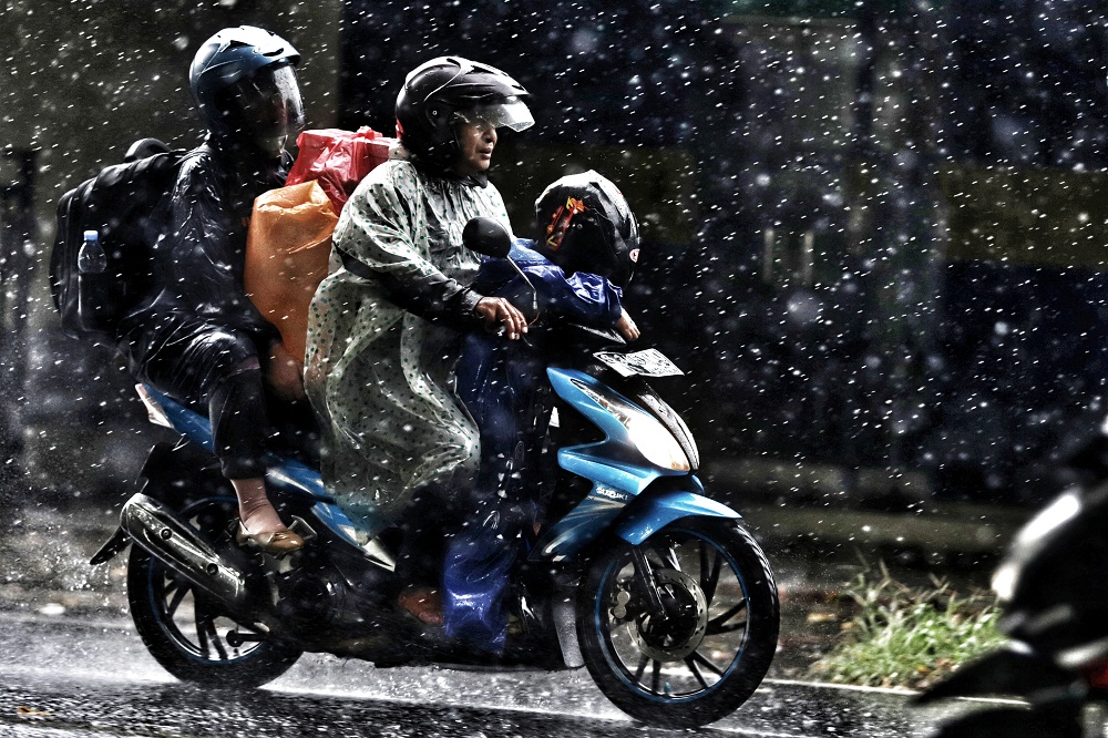 ANOMALI: Aktivitas masyarakat di wilayah Kota Mojokerto di tengah guyuran hujan, kemarin.