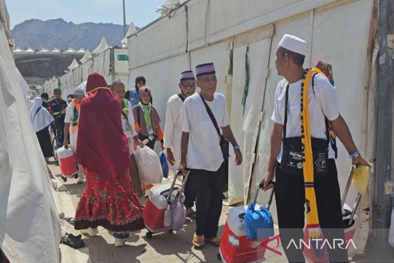 Peserta haji yang mengambil nafar awal mulai meninggalkan tenda maktab menuju ke hotel di Mekkah, Jumat (30/6).