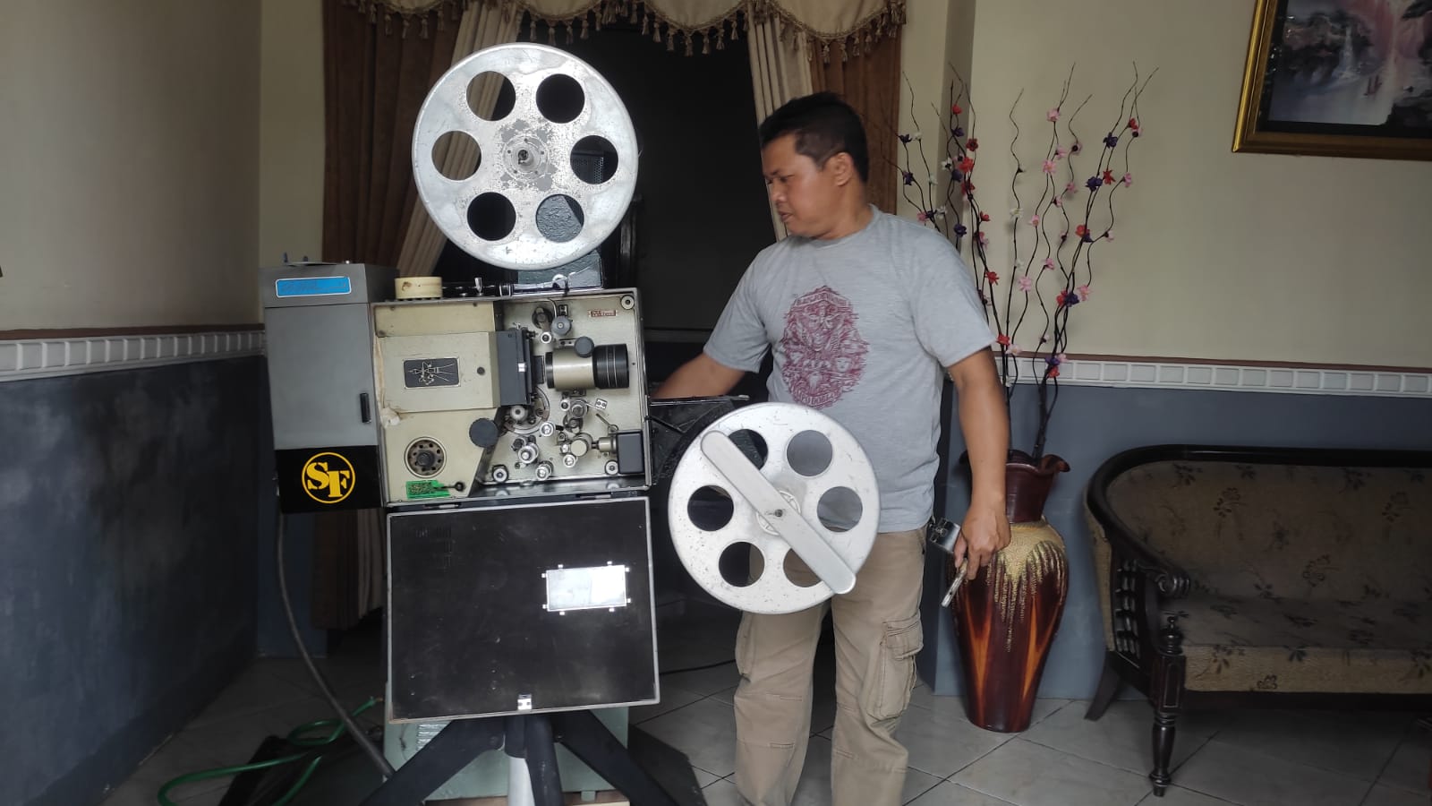 LANGKA: Eko Purnomo mengkoleksi proyektor layar tancap yang kerap digunakan memutar film pada era tahun 1970-an.