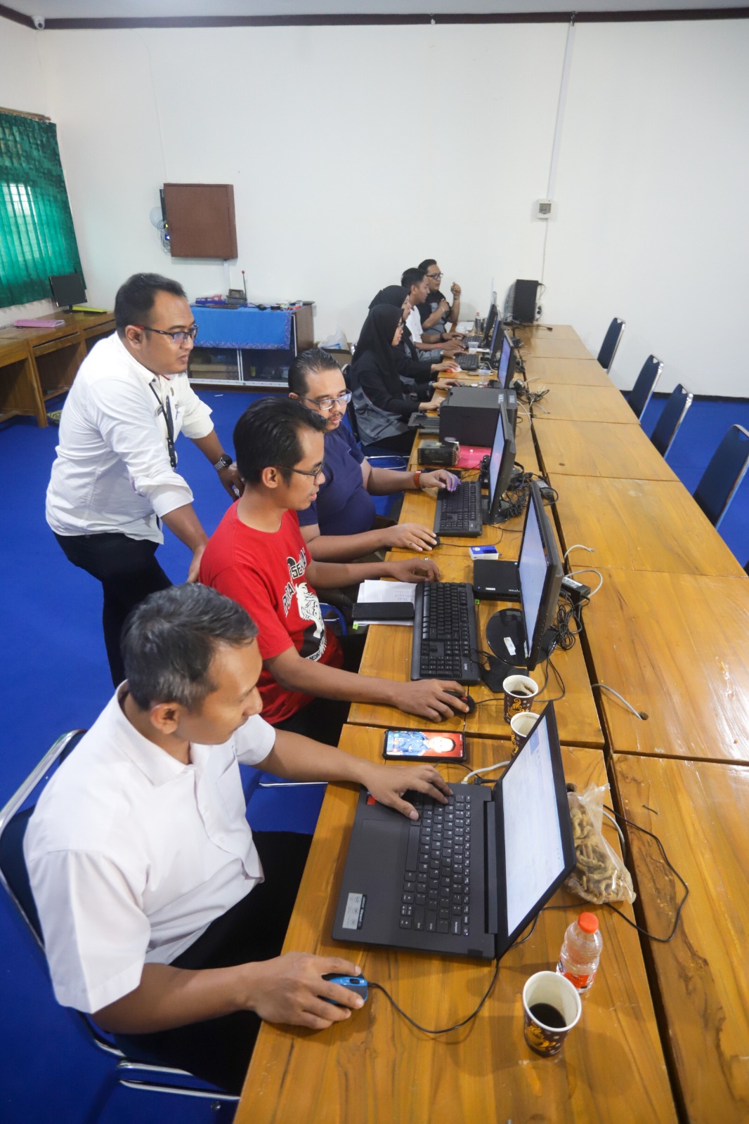 TELITI: Penitia PPDB tengah sibuk melakukan penelitian berkas yang dikirim calon siswa melalui online.