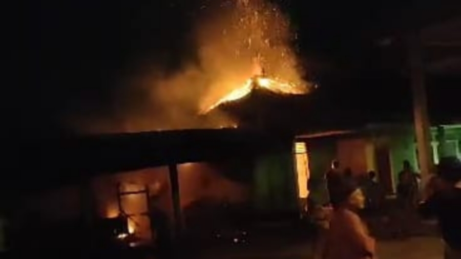 BERKOBAR: Api melahap Balai Desa Kedunggede, Kecamatan Dlanggu, Kabupaten Mojokerto, Senin (3/7) dini hari.