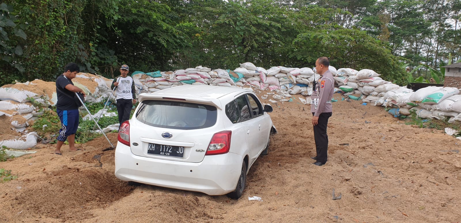 EVAKUASI: Polisi dan relawan mengevakuasi mobil yang masuk jalur penyelamat Gotean di jalur Pacet-Cangar, Kecamatan Pacet, Kabupaten Mojokerto, kemarin.