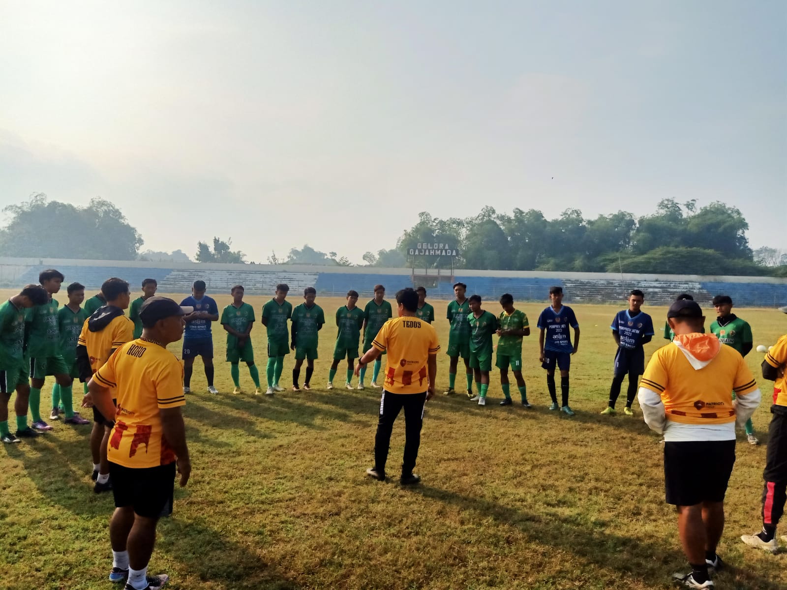 PERFORMA MENINGKAT: Para penggawa Kabupaten Mojokerto di-briefing tim pelatih sebelum laga uji coba lawan Tora FC berlangsung di Stadion Gelora Gajah Mada Mojosari, Sabtu (1/7).