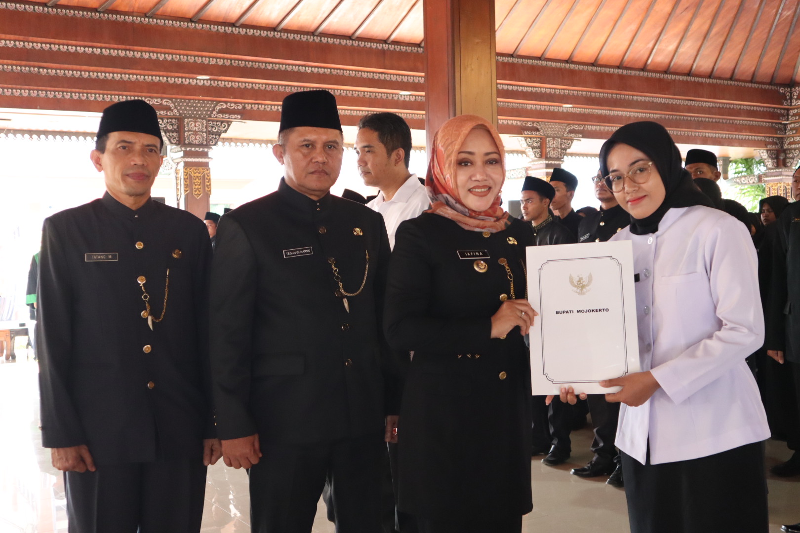 HARAPAN BARU: Bupati Mojokerto Ikfina Fahmawati melantik ratusan pejabat fungsional dan menyerahkan petikan keputusan pengangkatan calon P3K di Pendapa Graha Maja Tama (GMT) kantor Pemkab Mojokerto, S