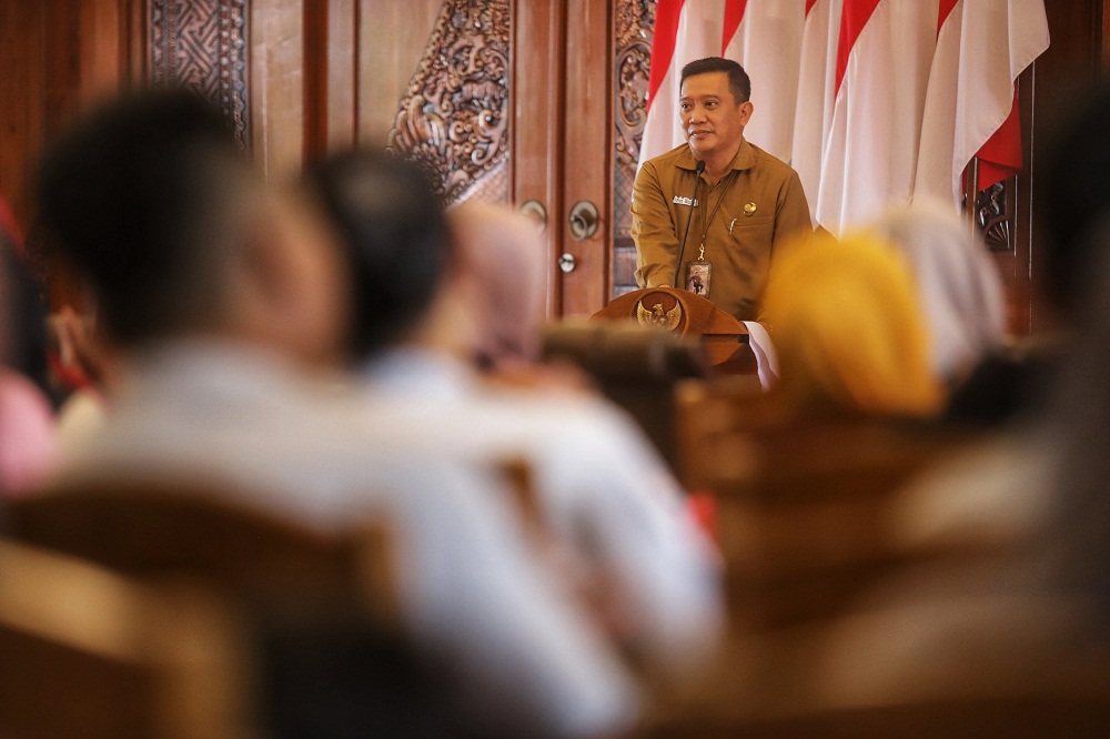 Kepala Dikbud Kota Mojokerto Amin Wachid saat menyerahkan bantuan secara simbolis kepada perwakilan wali murid di Pendapa Sabha Mandala Madya
