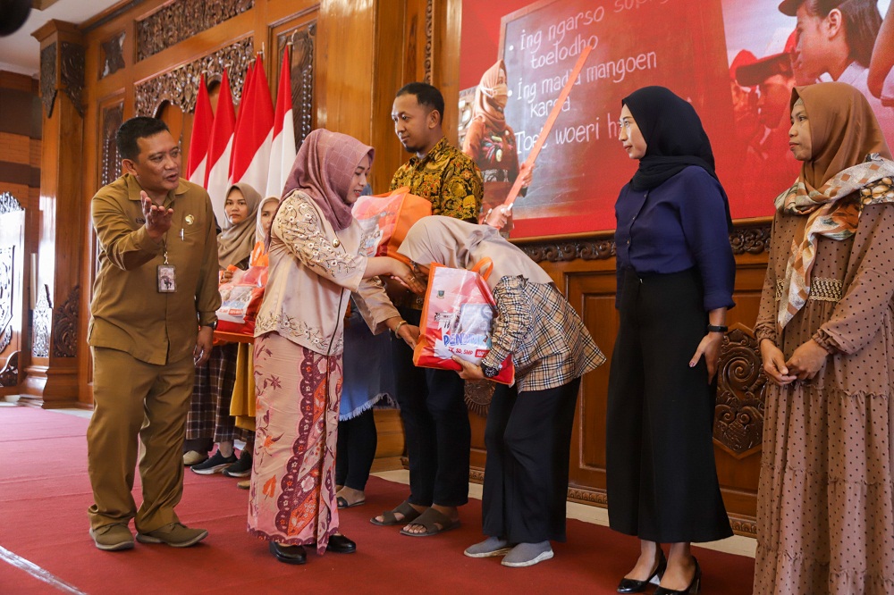 DISERAHKAN: Wali Kota Mojokerto Ika Puspitasari didampingi Kepala Dikbud Kota Mojokerto Amin Wachid saat menyerahkan bantuan secara simbolis kepada perwakilan wali murid di Pendapa Sabha Mandala Madya