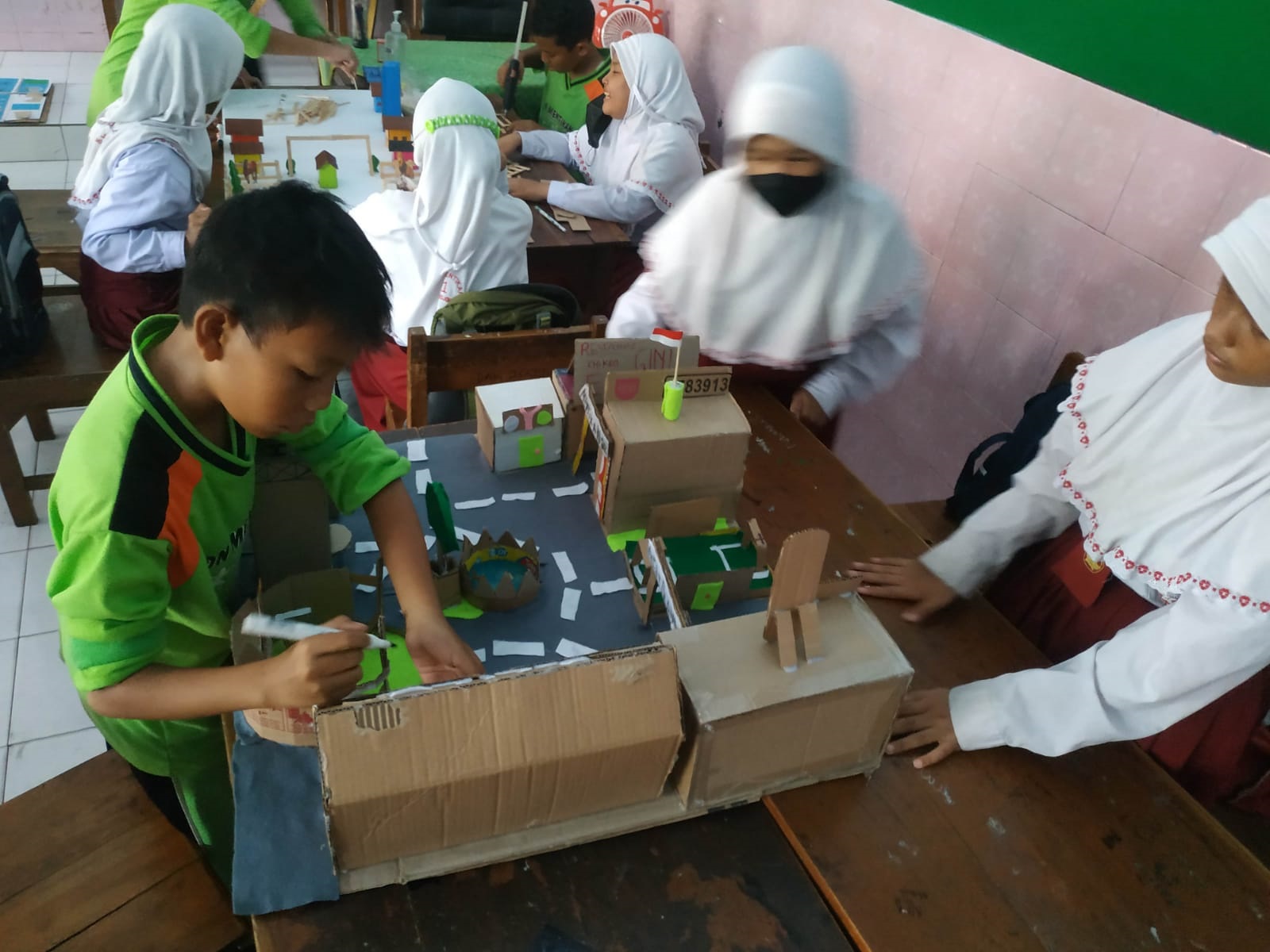 ASAH KREATIVITAS: Siswa membuat maket bangunan saat pembelajaran bahasa Inggris.