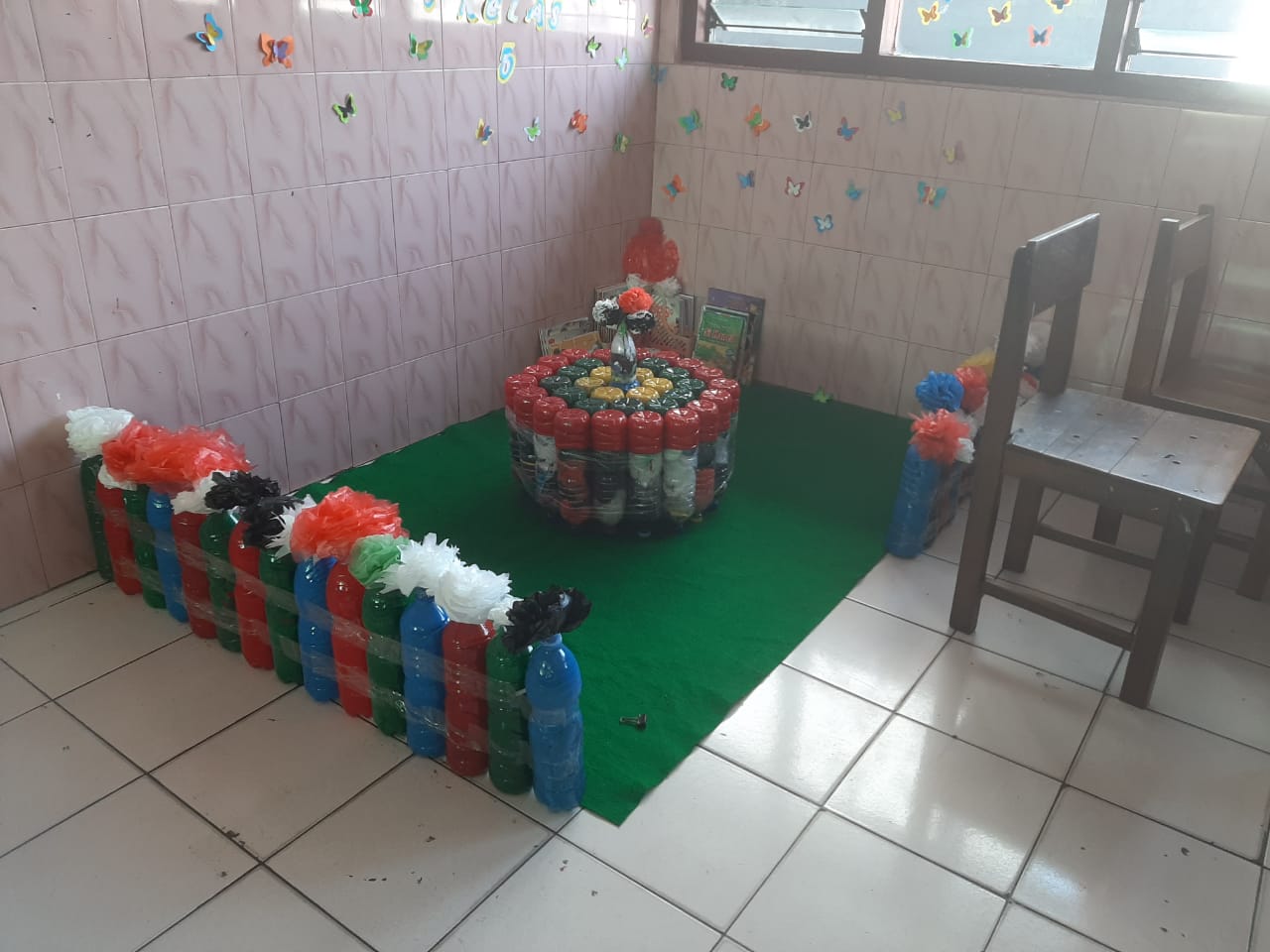 RAMAH LINGKUNGAN: Hasil pemanfaatan barang bekas berbahan plastik yang dijadikan sebagai meja ecobrick.