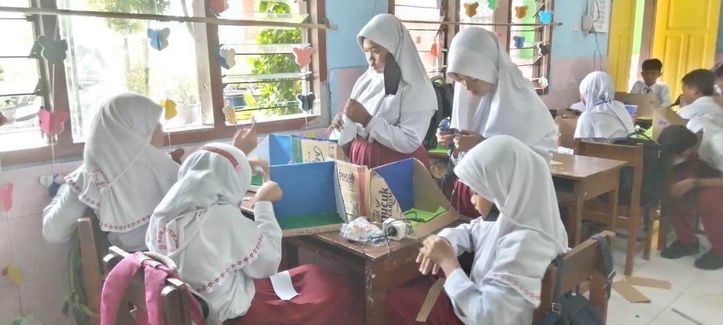 MANFAATKAN BARANG BEKAS: Proses pembuatan peraga daur air dalam mata pelajaran IPA dari peserta didik SDN Mentikan 1.