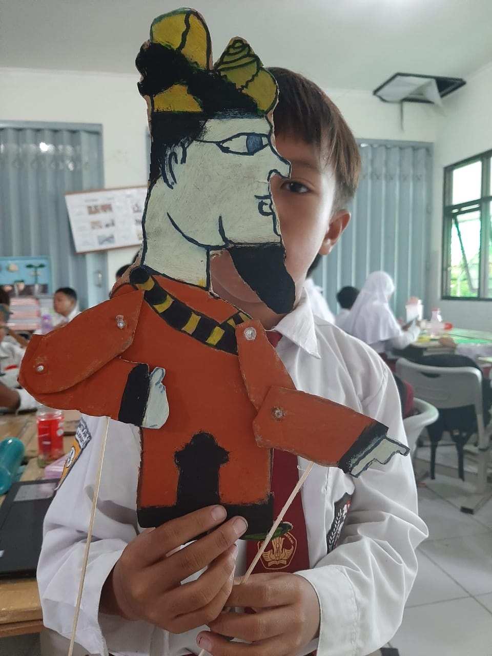 DAUR ULANG: Hasil produk kreatif siswa SDN Mentikan 1 yang membuat wayang dalam penyajian data dalam pembelajaran matematika.