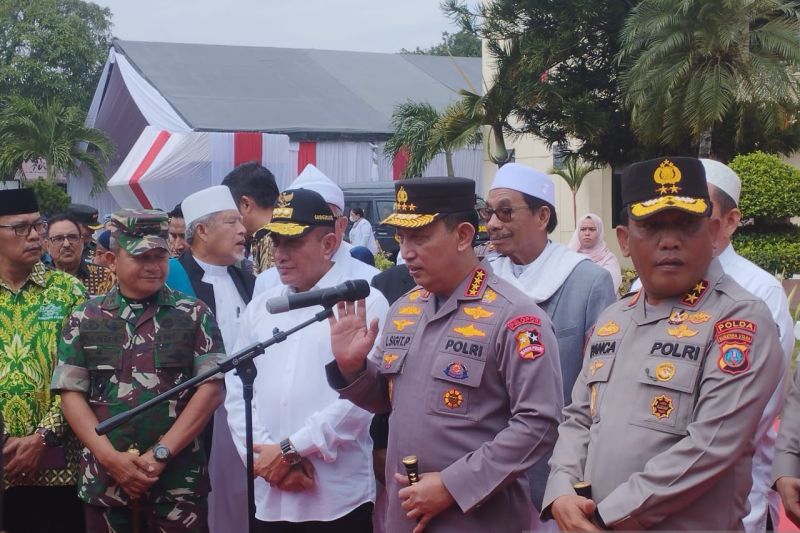 Kapolri Jenderal Pol. Listyo Sigit Prabowo (dua kanan) saat menyampaikan konferensi pers usai meresmikan Rumah Sakit Bhayangkara TK II Medan dan Mapolres Tapanuli Selatan di Medan, Sumatera Utara