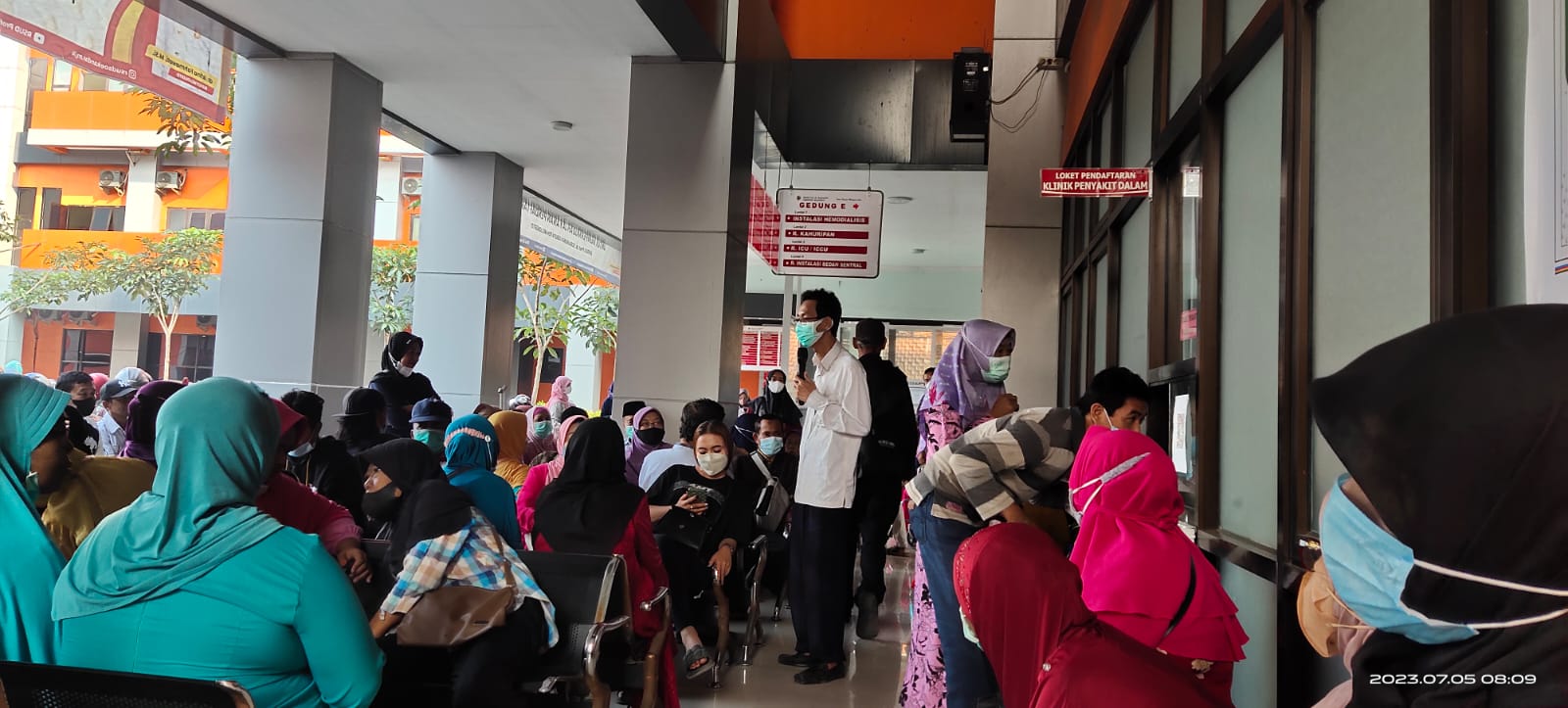 LEBIH MUDAH: Petugas RSUD Prof dr Soekandar memberikan sosialisasi terkait program inovasi Pojok Mobile JKN kepada masyarakat.