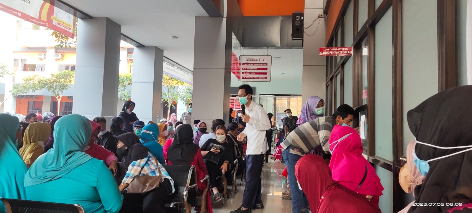 LEBIH MUDAH: Petugas RSUD Prof dr Soekandar memberikan sosialisasi terkait program inovasi Pojok Mobile JKN kepada masyarakat.