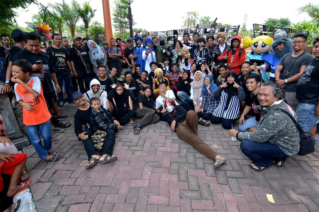 EPIK: Komunitas Mojokerto On the Street (MOS) menggelar pameran hasil karya jepretan anggota untuk dinikmati masyarakat di Alun-Alun Kota Mojokerto.