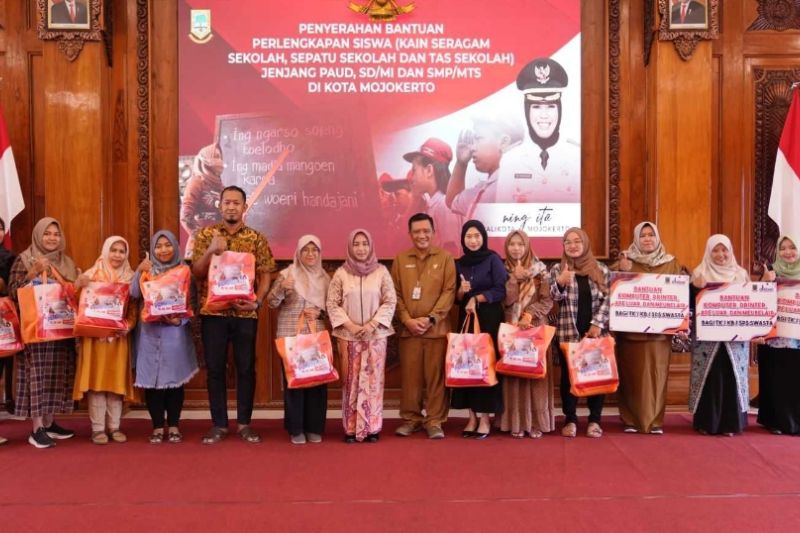 Penyerahan simbolis perlengkapan sekolah gratis di lingkungan Pemerintah Kota Mojokerto Jawa Timur, Selasa (4/7/2023).