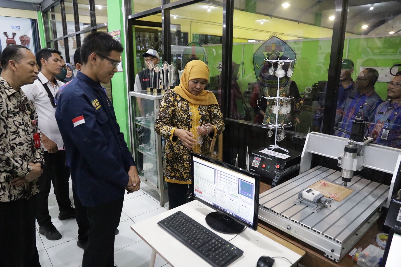 TILIK: Gubernur Jawa Timur Khofifah Indar Parawansa mengunjungi bengkel CNC yang digunakan siswa SMKN 1 Pungging berlatih untuk ajang LKSN 2023.