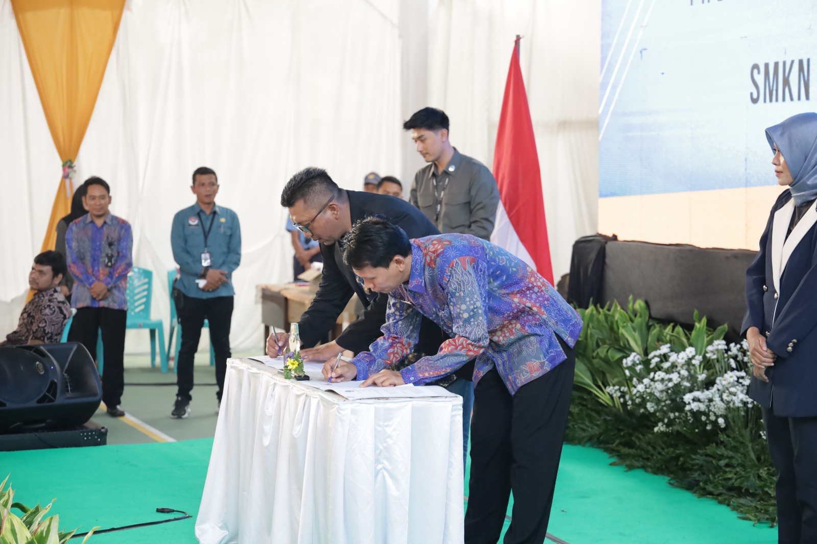 PRIORITAS: Kepala SMKN 1 Pungging Muharto menandatangani MoU dengan perusahaan yang merupakan stakeholders program Jatim Cerdas.