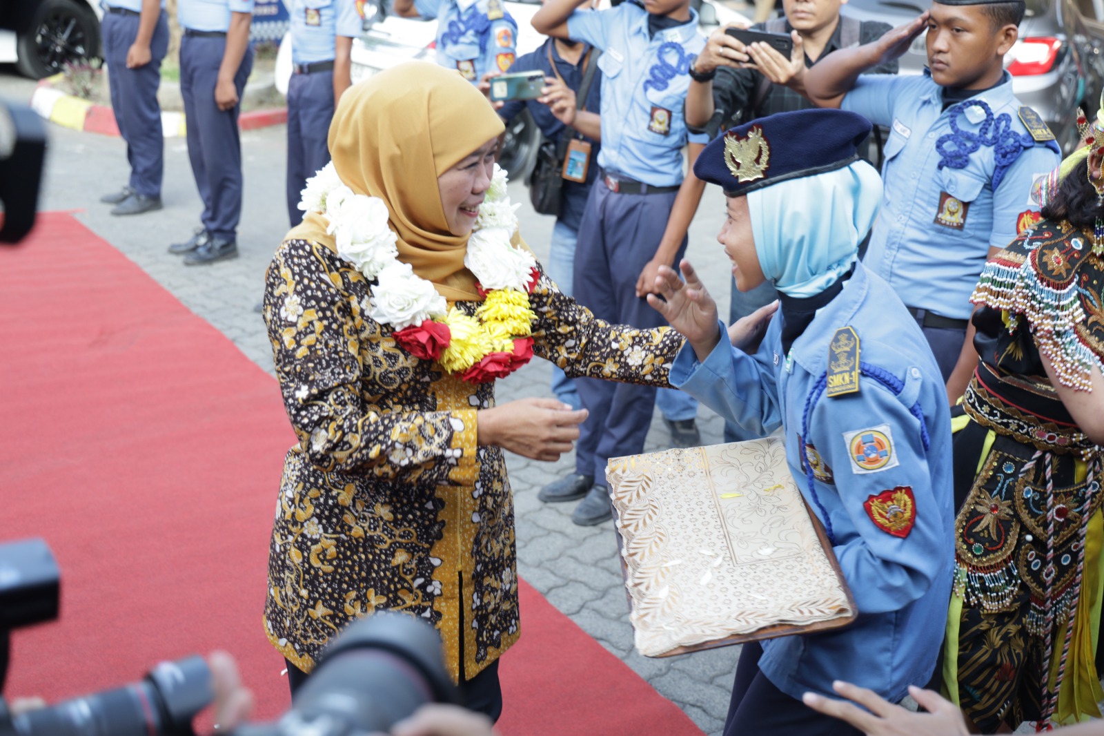 TIBA DI LOKASI: Keluarga besar SMKN 1 Pungging menyambut kedatangan Gubernur Jawa Timur Khofifah Indar Parawansa, Kamis (6/7).