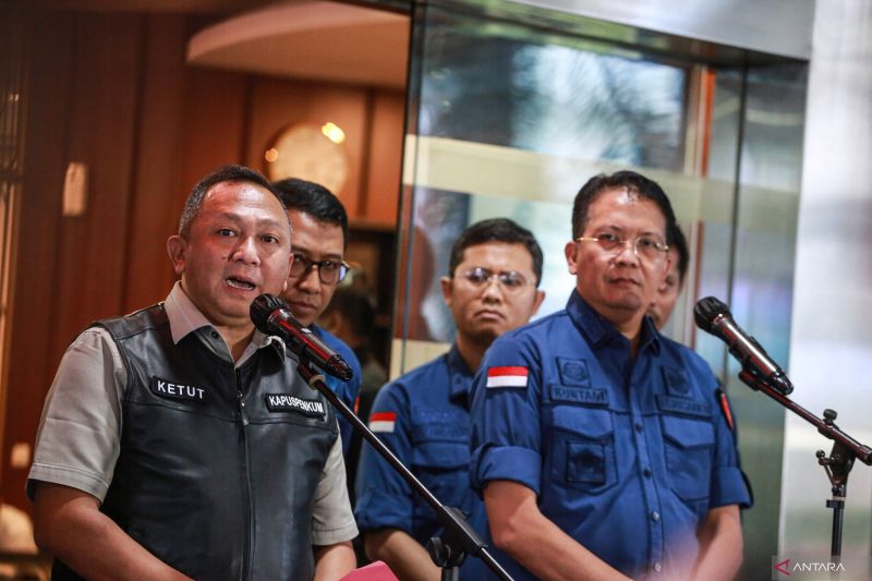 Kapuspenkum Kejagung I Ketut Sumedana (kiri) bersama Direktur Penyidikan (Dirdik) Jampidsus Kejagung Kuntadi (kanan) memberikan keterangan kepada wartawan di Kejaksaan Agung, Jakarta,Kamis (15/6/2023)