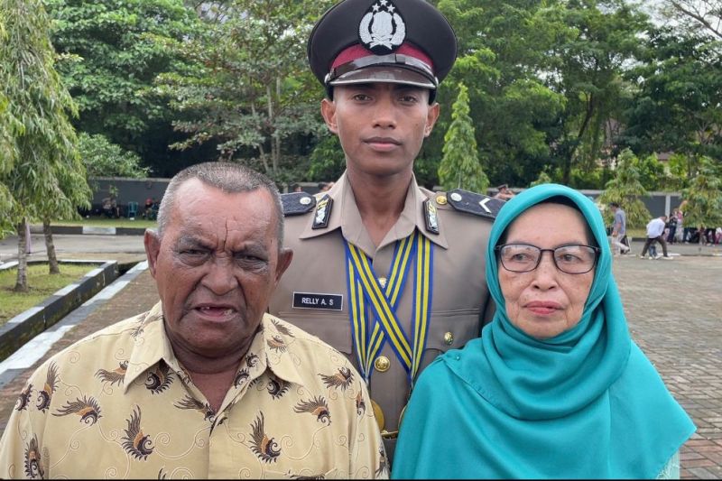 Anak buruh pelabuhan bersama orang tuanya usai pelantikan bintara Polri 2023.