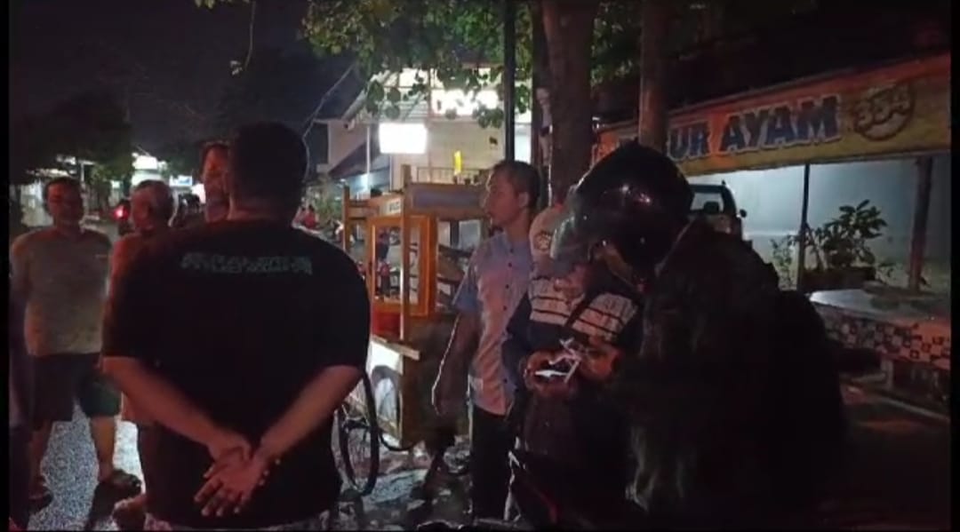 TUMPAH: Gerobak bakso milik Wiji dievakuasi warga usai ditabrak pengendara motor di Jalan Raya Ijen, Wates, Kota Mojokerto, Jumat (7/7).
