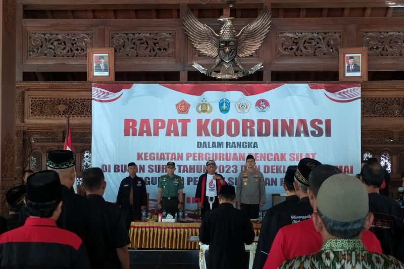 Bupati Ponorogo Sugiri Sancoko (tengah) kapolres, dandim dan jajaran, menyaksikan ikrar damai puluhan tokoh dari 24 perguruan silat di Pendopo Agung, Ponorogo, Kamis (6/7).