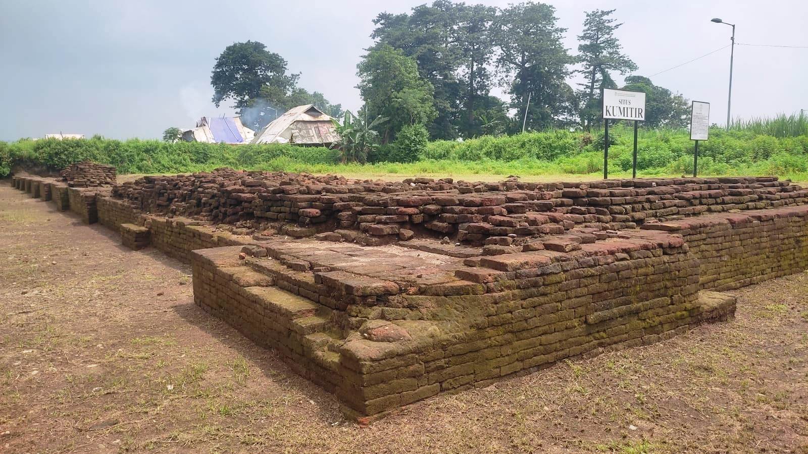 KOKOH: Struktur talud Situs Kumitir yang terdiri dari susunan bata kuno tampak masih kokoh meski telah berusia ratusan tahun.