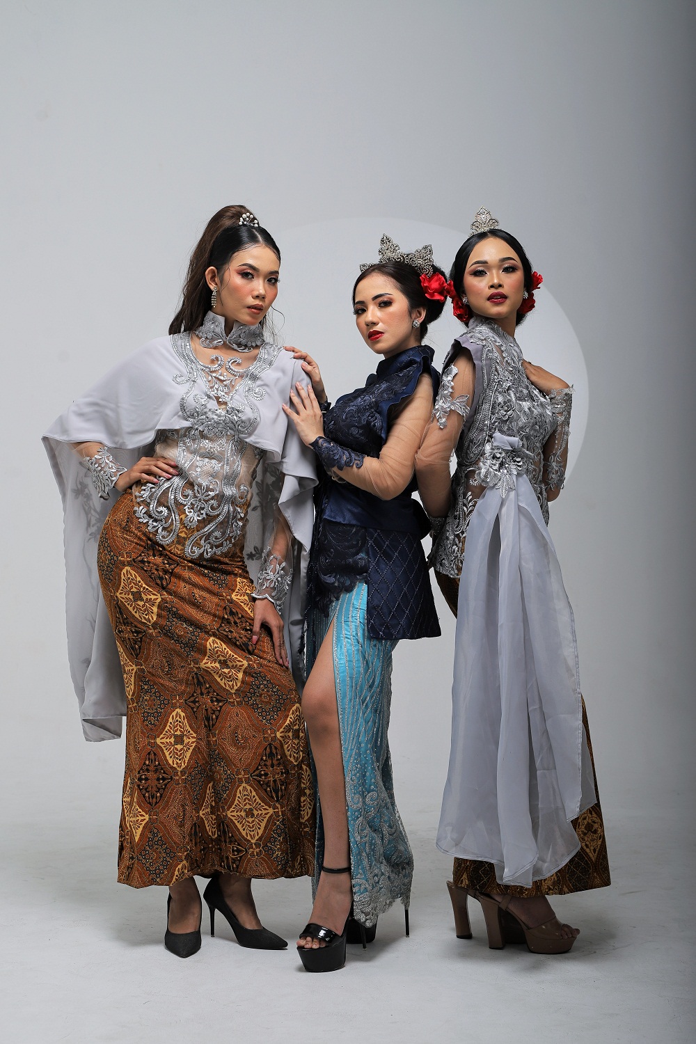 TERKINI: Busana kebaya kekinian diperagakan oleh model asal Mojokerto.