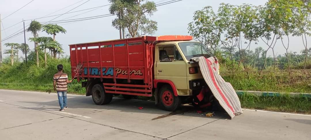 NYUNGSEP: Motor Honda Scoopy bernopol S 3363 NAB yang nyungsep di bagian depan truk setelah terlibat kecelakaan, Sabtu (8/7) pagi.
