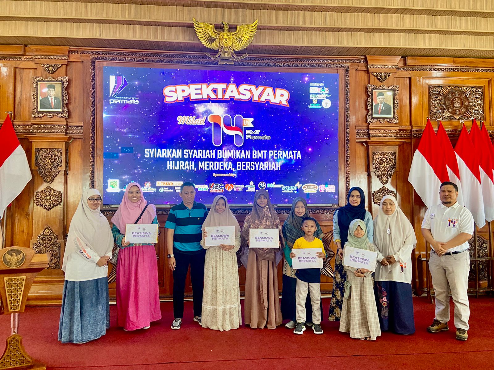 MERIAH: Anggota aktif KSPPS BMT Permata Jawa Timur mendapat hadiah menarik dalam perayaan puncak milad ke-14, kemarin.
