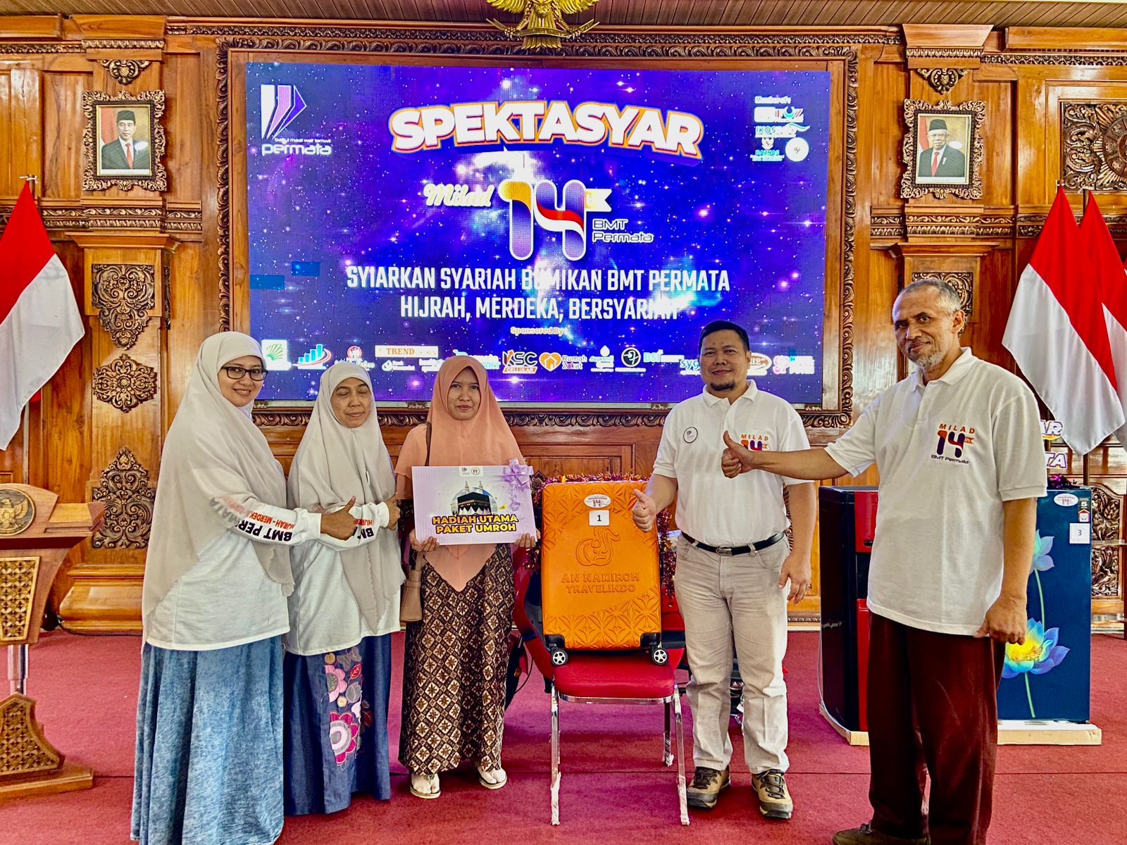 MERIAH: Anggota aktif KSPPS BMT Permata Jawa Timur mendapat hadiah menarik dalam perayaan puncak milad ke-14, kemarin.