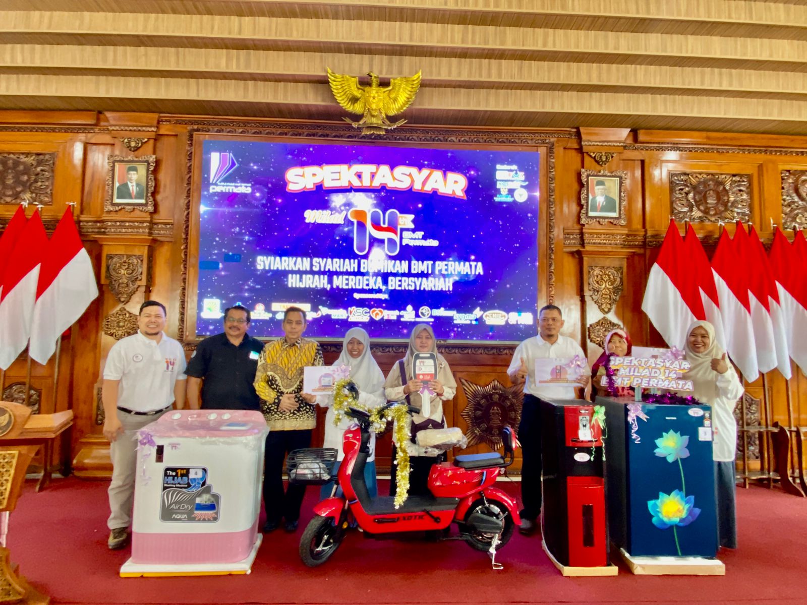 MERIAH: Anggota aktif KSPPS BMT Permata Jawa Timur mendapat hadiah menarik dalam perayaan puncak milad ke-14, kemarin.