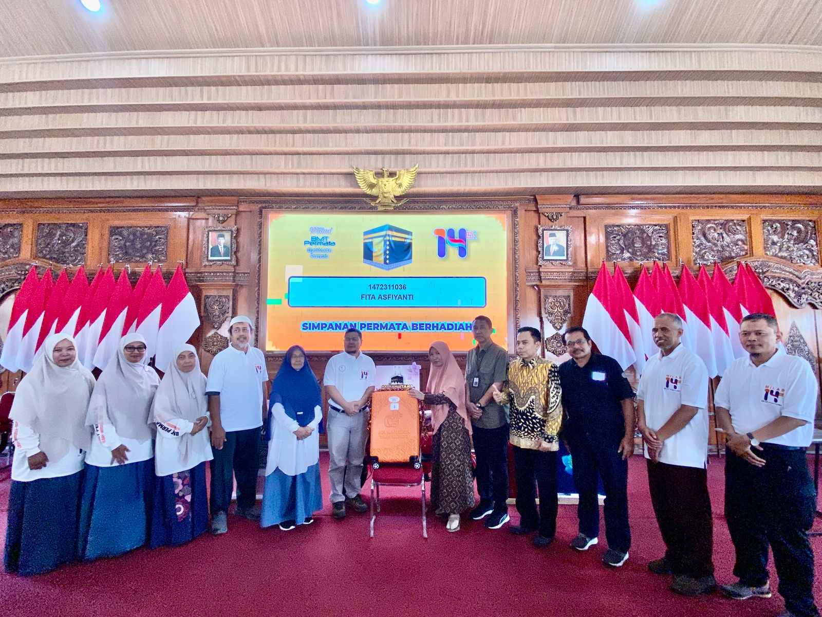 MERIAH: Anggota aktif KSPPS BMT Permata Jawa Timur mendapat hadiah menarik dalam perayaan puncak milad ke-14, kemarin.
