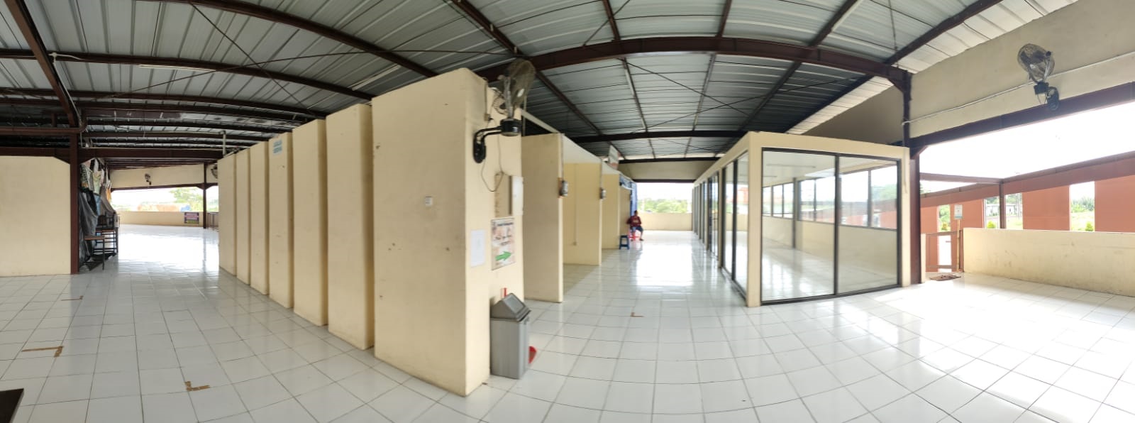 BELUM OPTIMAL: Rest Area Gunung Gedangan, Kecamatan Magersari yang kondisinya saat ini masih sepi dari kegiatan perdagangan.
