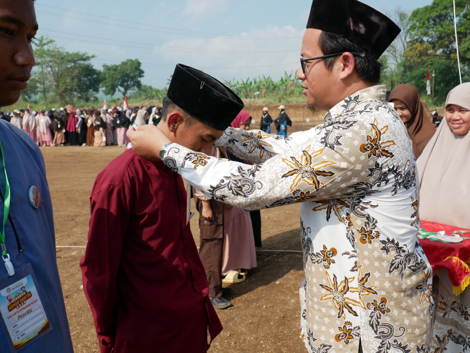 DAPAT HADIAH: Panitia Gebyar Kemah Santri Ponpes eLKISI Mojokerto memberikan trofi penghargaan kepada peserta yang menang.