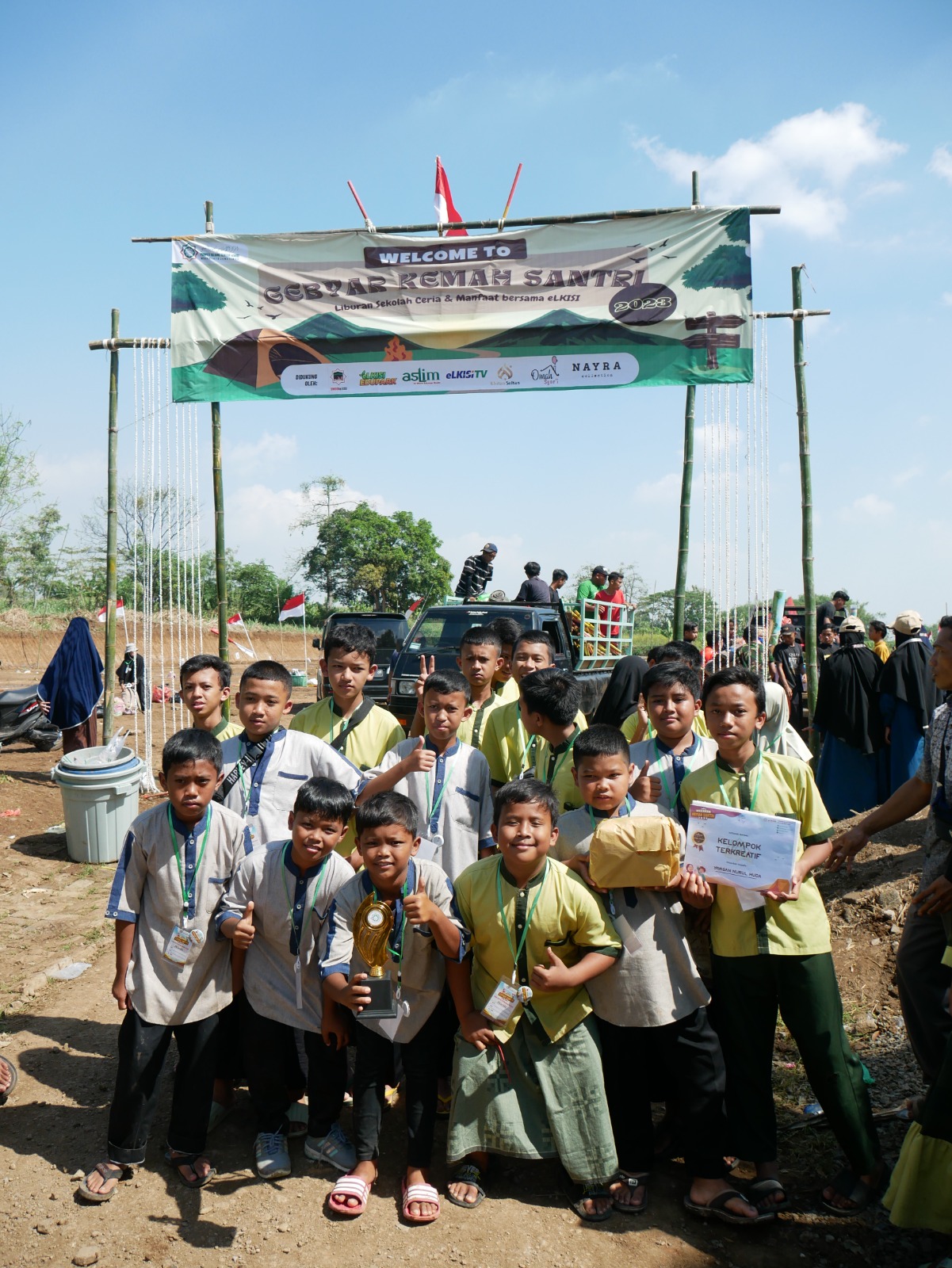 DAPAT HADIAH: Panitia Gebyar Kemah Santri Ponpes eLKISI Mojokerto memberikan trofi penghargaan kepada peserta yang menang.