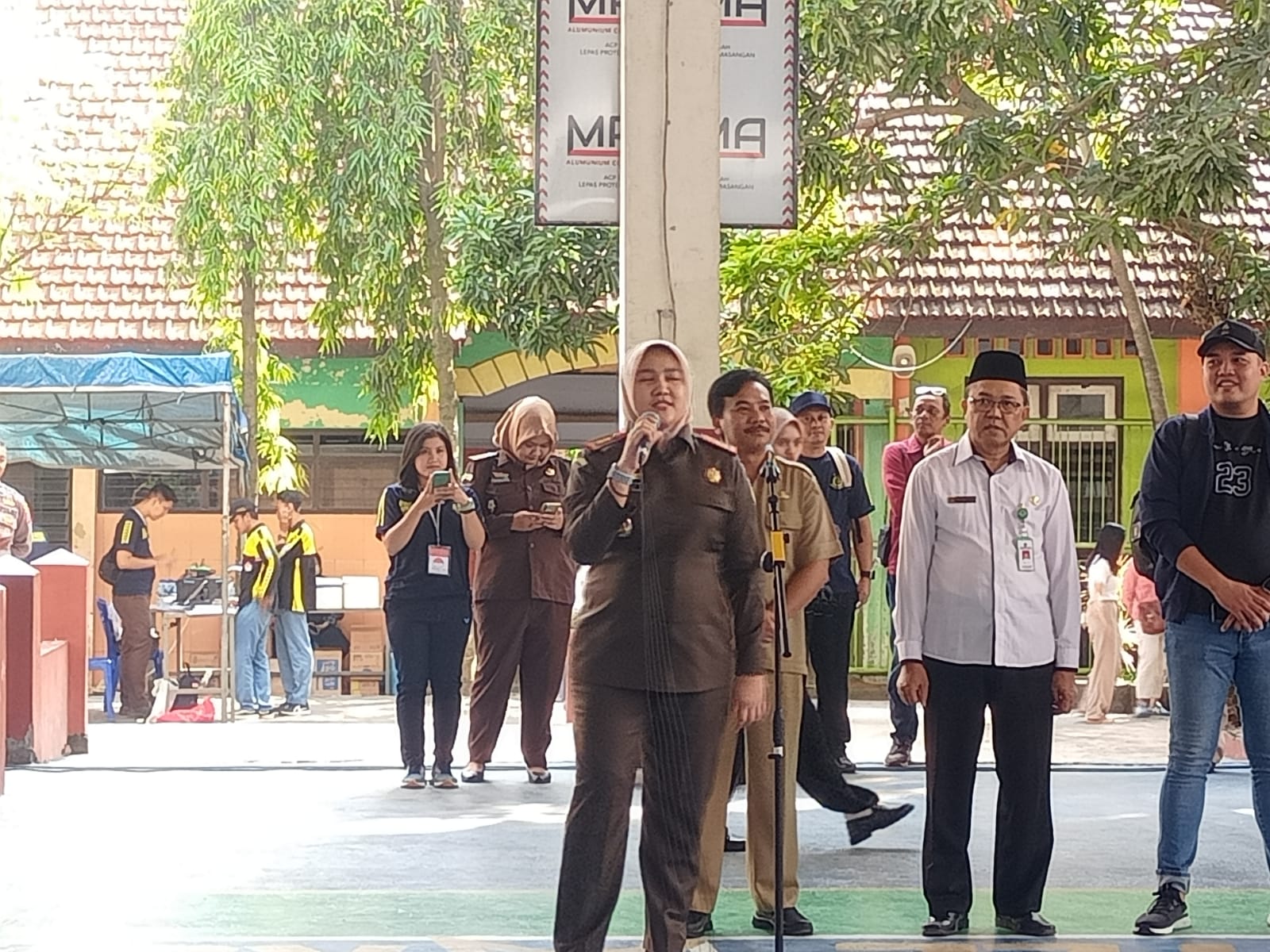SAMBUTAN: Kajari Kabupaten Mojokerto Sulvia Triana Hapsari didampingi pejabat utama, perwakilan kemenag dan cabdindik membuka lomba Kajari Cup di Gor SMAN 1 Puri, Selasa (11/7).