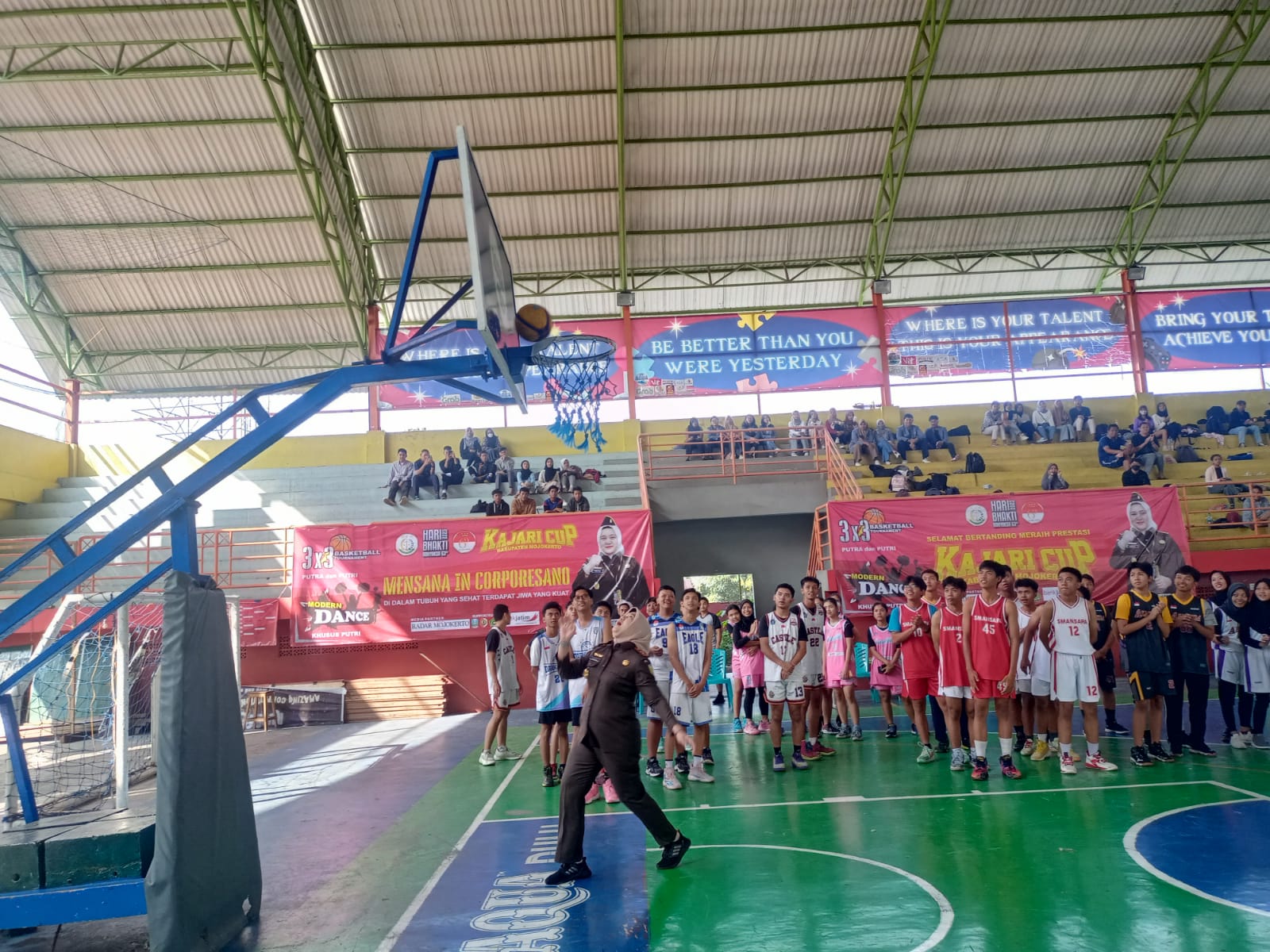 RESMI DIBUKA: Kajari Kabupaten Mojokerto Sulvia Triana Hapsari melakukan gerakan lay up shoot dalam seremoni pembukaan Kajari Cup di Gor SMAN 1 Puri, Selasa (11/7).